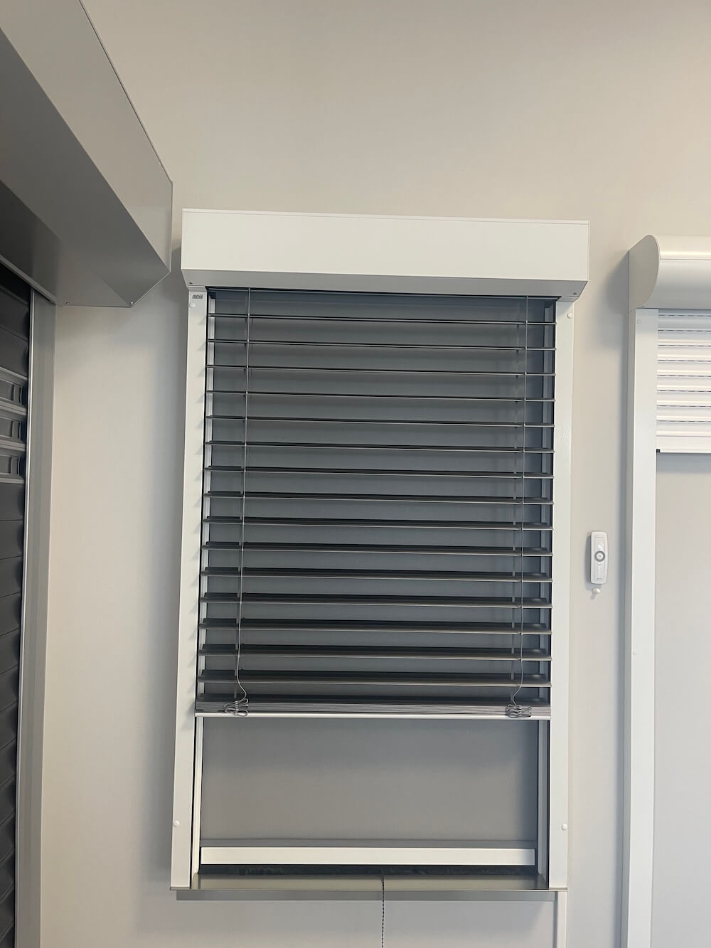 Protection solaire extérieure avec brise-soleil orientable