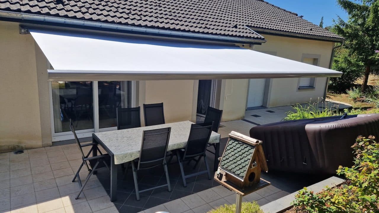 Store banne à toile Dickson claire installé à Marbache en Meurthe-et-Moselle